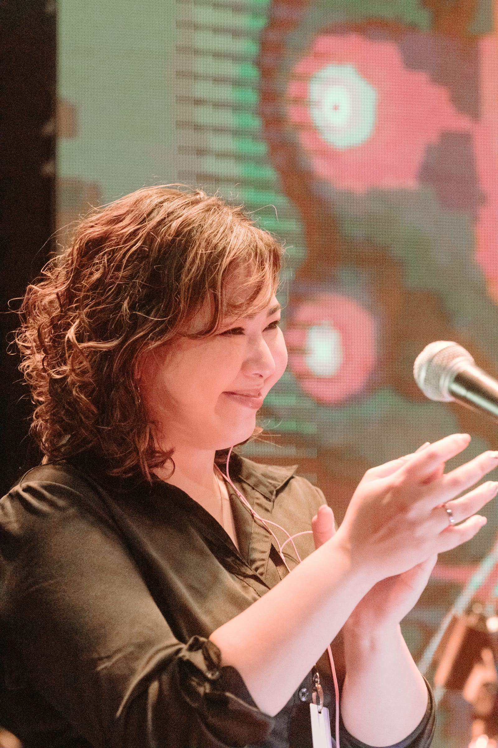 Professora da Dias Music em um momento de emoção no palco